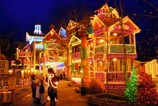 5 Places with Spectacular Christmas Lights Around the World | GloHoliday